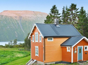 Гостиница Three-Bedroom Holiday home in Gullesfjord  Gullesfjord